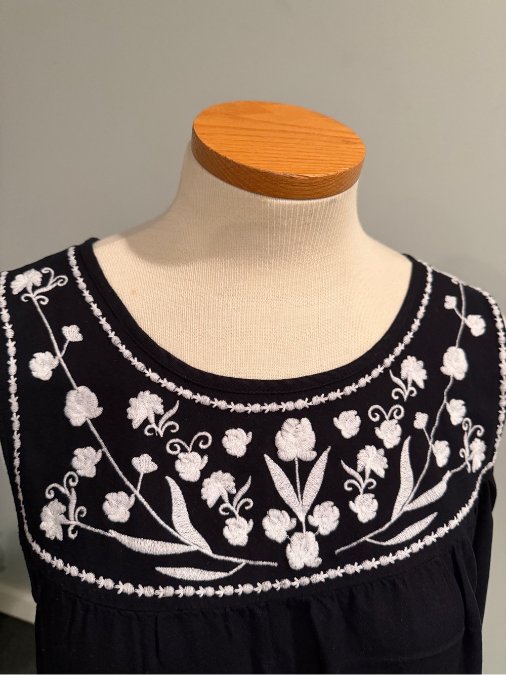 Old Navy Embroidered Tank Large - Picture 4 of 6